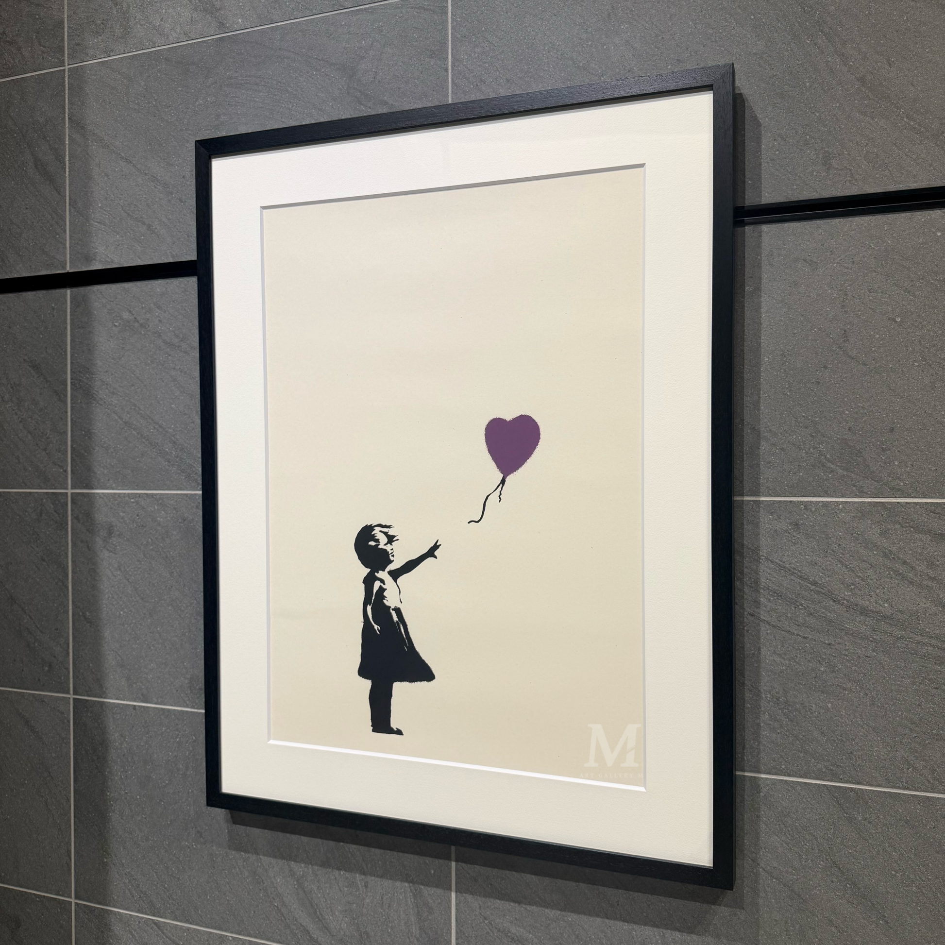 バンクシー新品額入GirlwithBalloonBanksyプレゼントA4アート バンクシーBanksy新品額入り風船と少女インテリアA4アートオシャレ